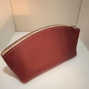 Portland Leather Eclipse. Guava. Zip.